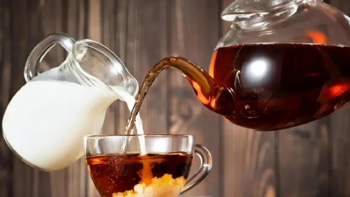 شیر را باید قبل از آب جوش داخل چای بریزیم یا بعد از آن؟ | فواید شگفت انگیز شیرچای