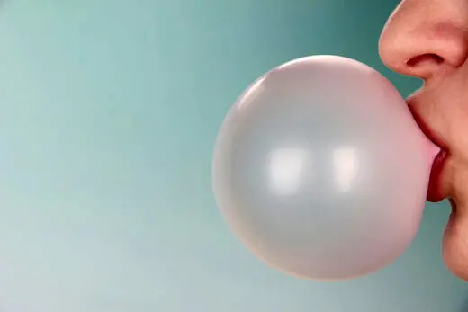 آدامس برای جویدن است، نه بلعیدن/ بلعیدن آدامس چه خطراتی دارد؟