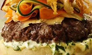 دستور تهیه یک برگر متفاوت خانگی، برگر پیازچه‌ای