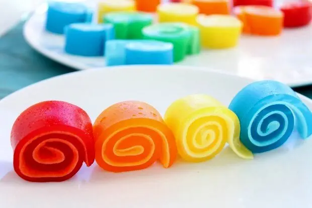 ژله رولی ساده و مجلسی با بستنی ؛ شیرینی خوش طعم و جذاب برای مهمانی های پاییزی