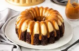 کیک کارامل سوئدی؛ ترکیب شگفت انگیز شکلات و کارامل برای یک دسر جذاب