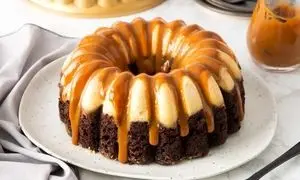 کیک کارامل سوئدی؛ ترکیب شگفت انگیز شکلات و کارامل برای یک دسر جذاب