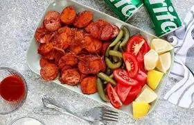 سوسیس بندری به سبک خیابانی: طعم تند و دودی برای غذاهای سریع و دلچسب