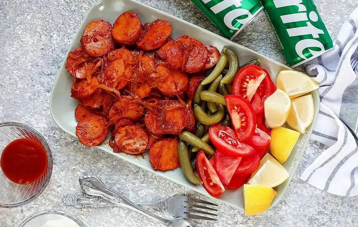 سوسیس بندری به سبک خیابانی: طعم تند و دودی برای غذاهای سریع و دلچسب