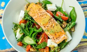 طرز تهیه سالاد سالم و رژیمی با ماهی و اسفناج