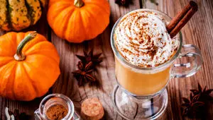 لاته پاییزی با طعم کدو و ادویه ؛ انتخاب ویژه فصل سرد