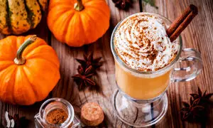 لاته پاییزی با طعم کدو و ادویه ؛ انتخاب ویژه فصل سرد