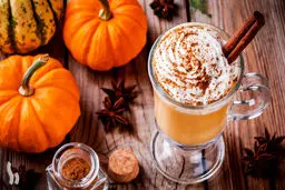 لاته پاییزی با طعم کدو و ادویه ؛ انتخاب ویژه فصل سرد