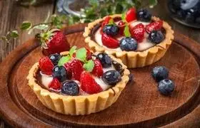چگونه تارت خامه ای با میوه های تازه درست کنیم که همیشه ترد بماند؟