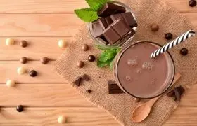 طرز تهیه اسموتی شکلاتی بدون شکر با مواد طبیعی