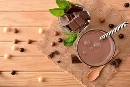 طرز تهیه اسموتی شکلاتی بدون شکر با مواد طبیعی