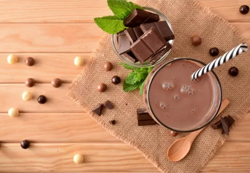 طرز تهیه اسموتی شکلاتی بدون شکر با مواد طبیعی