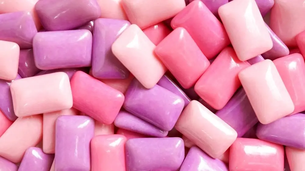 آیا جویدن مداوم آدامس کار بدی است؟ ؛ فواید و ضررهای آدامس جویدن