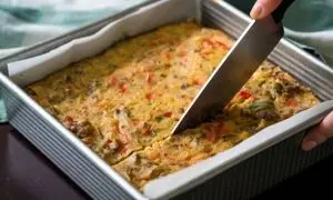 طرز تهیه کیک سوسیس با سیب زمینی؛ یک میان وعده خوشمزه