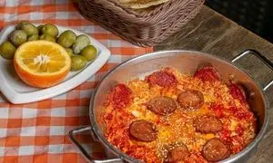 طرز تهیه سوسیس و تخم‌مرغ به سبک سنتی قهوه‌خانه‌ها