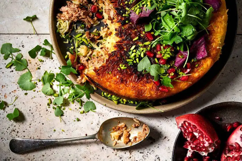 طرز تهیه ته‌چین مرغ و انار برای مهمانی شب یلدا