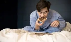 چرا شب‌ها هوس شیرینی می‌کنیم؟ | ۴ راهکار نجات‌بخش