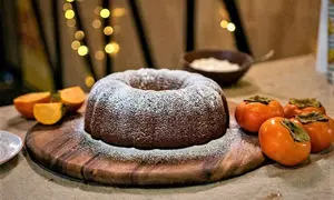  کیک خرمالو با سس مخصوص؛ دسر خاص برای روزهای پاییزی