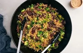 دستور پخت نودل گوشت با سس مخصوص؛ یک شام ساده و فوری