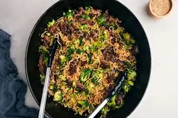 دستور پخت نودل گوشت با سس مخصوص؛ یک شام ساده و فوری