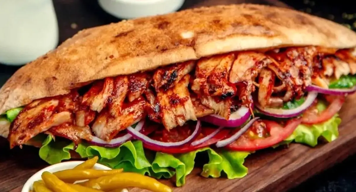 طرز تهیه ساندویچ کباب مرغ با سس مخصوص و پنیر