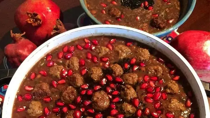 طرز تهیه سوپ انار؛ ترش و خوش رنگ مخصوص شب یلدا