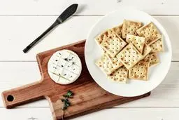 روش درست کردن کراکر بیسکویتی؛ یک میان وعده فوری